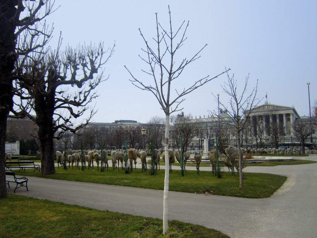 Abb.: Justizpalast aus der Ferne (links neben dem Parlament) - Aufgenommen im Volksgarten.