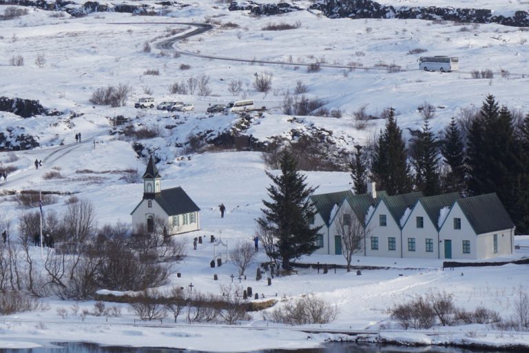 Blick vom Lögberg auf die Þingvallakirkja | © Anett Ring, stadtsatz.de