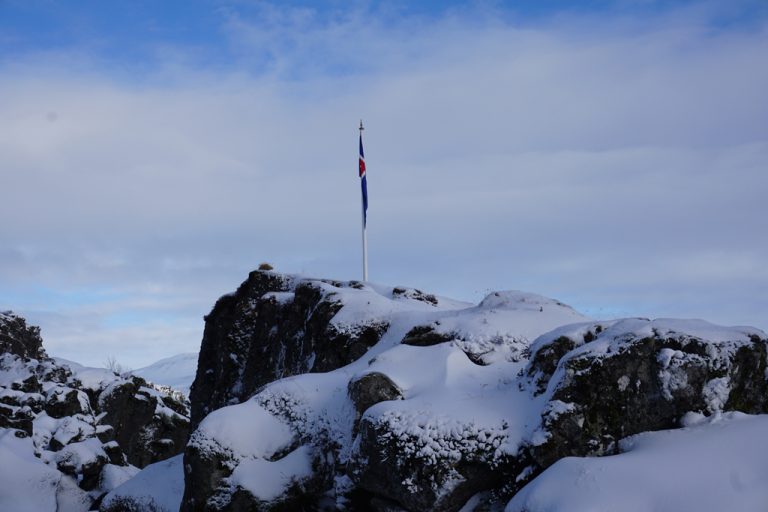 Lögberg mit der isländischen Flagge | © Anett Ring, stadtsatz.de